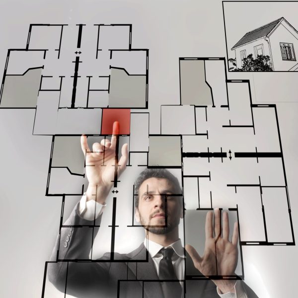 Architetto lavora su planimetria per progetto di ristrutturazione chiavi in mano