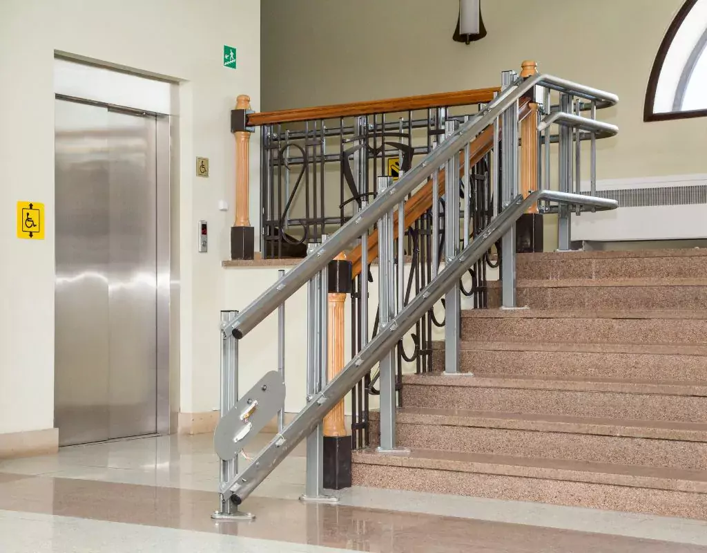 Bonus Barriere Architettoniche 75%: Guida Completa 2026 1 Ingresso accessibile con ascensore moderno senza barriere architettoniche