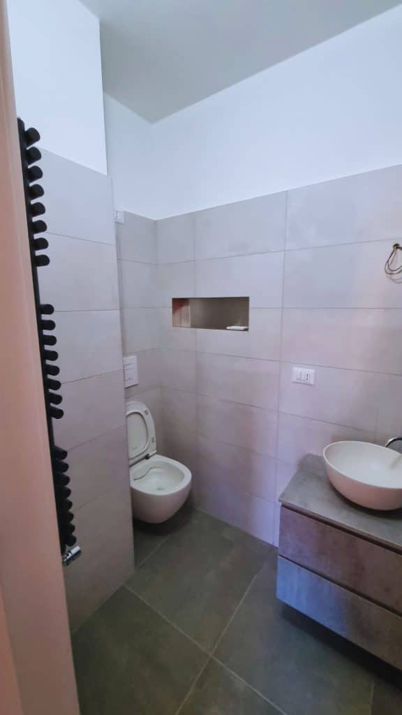 Bagno 2 mq dopo la ristrutturazione con nicchia e lavabo