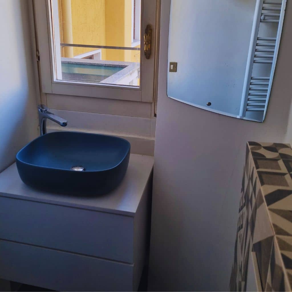 Mobile bagno sospeso con lavabo integrato