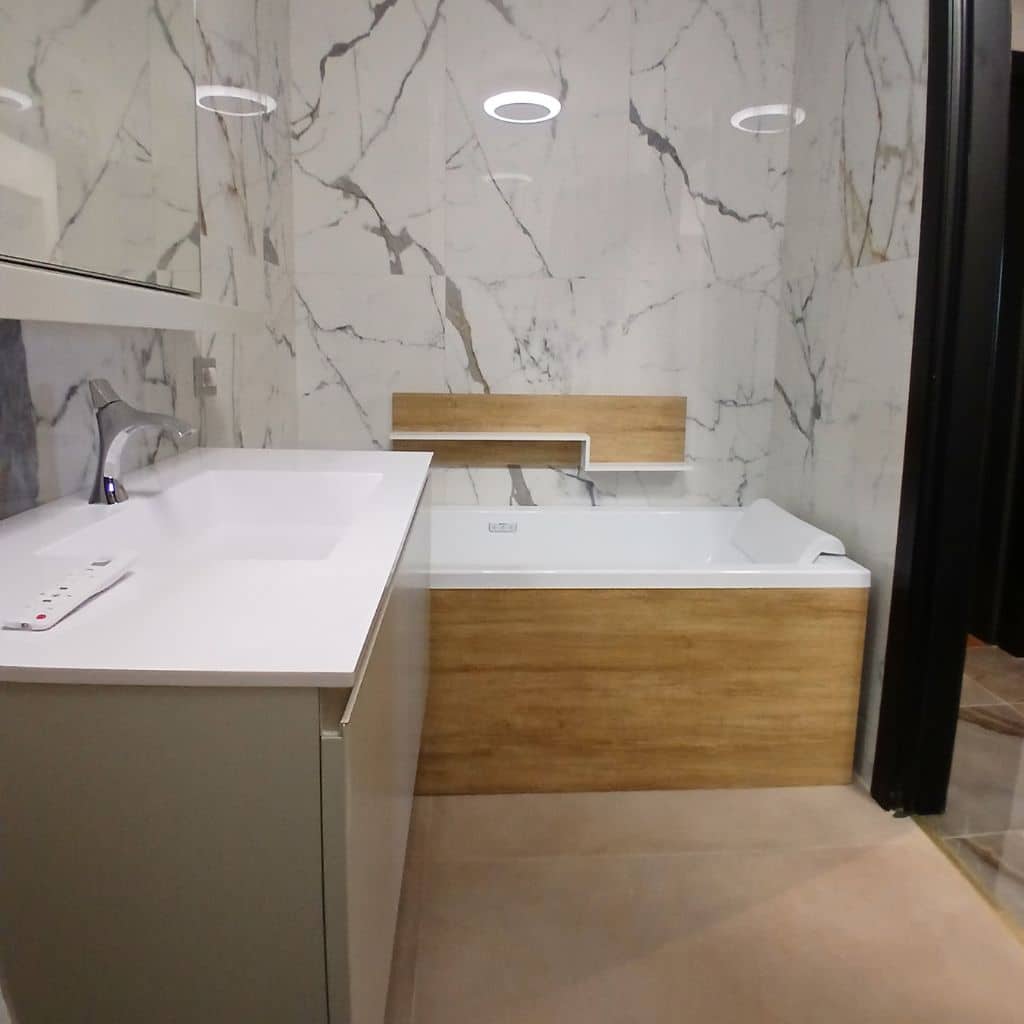 Bagno vasca dopo (vasca idromassaggio moderna, mobile bagno sospeso, rivestimenti effetto marmo e legno)