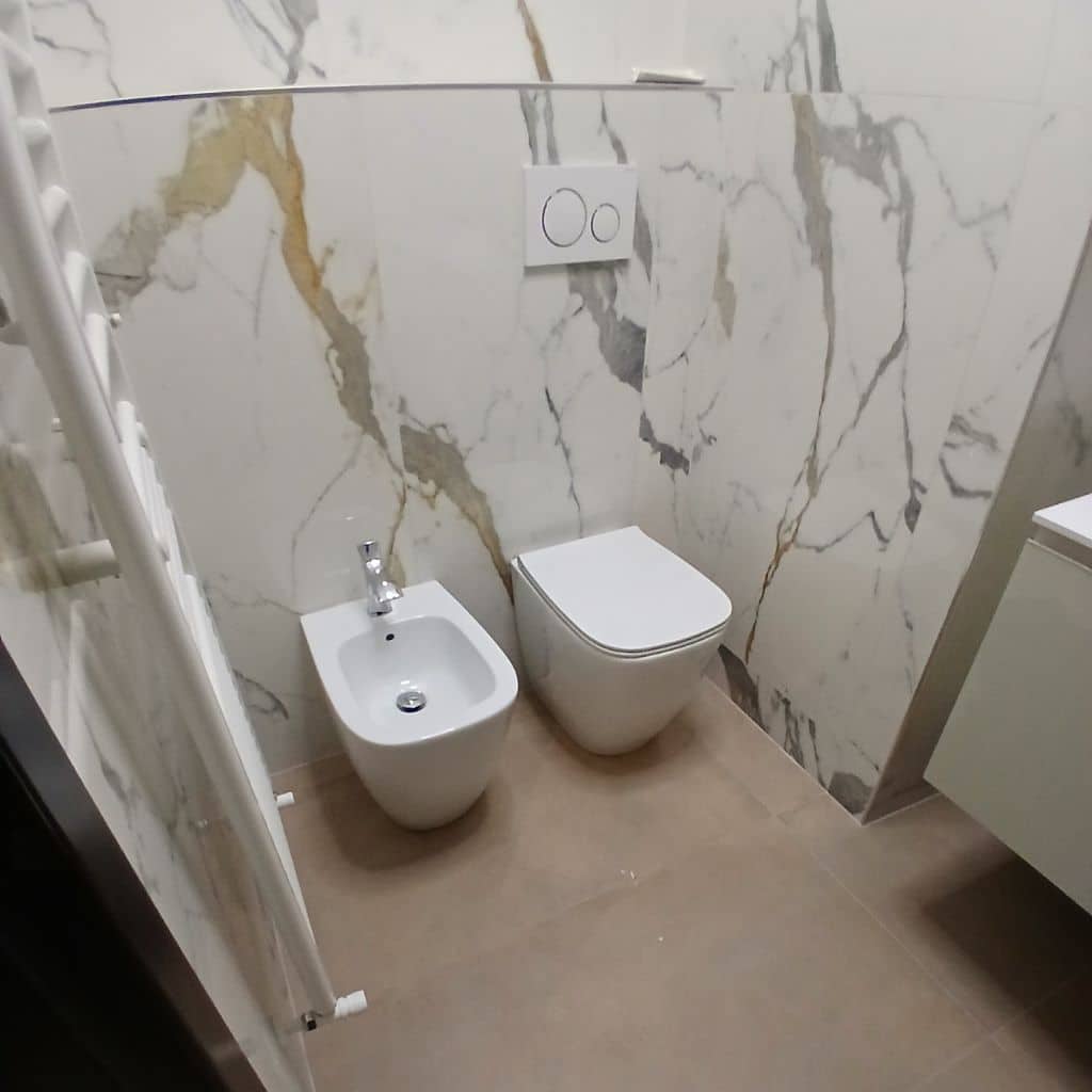 Bagno doccia dopo (gres effetto marmo venato, sanitari filo muro, piatto doccia a filo)