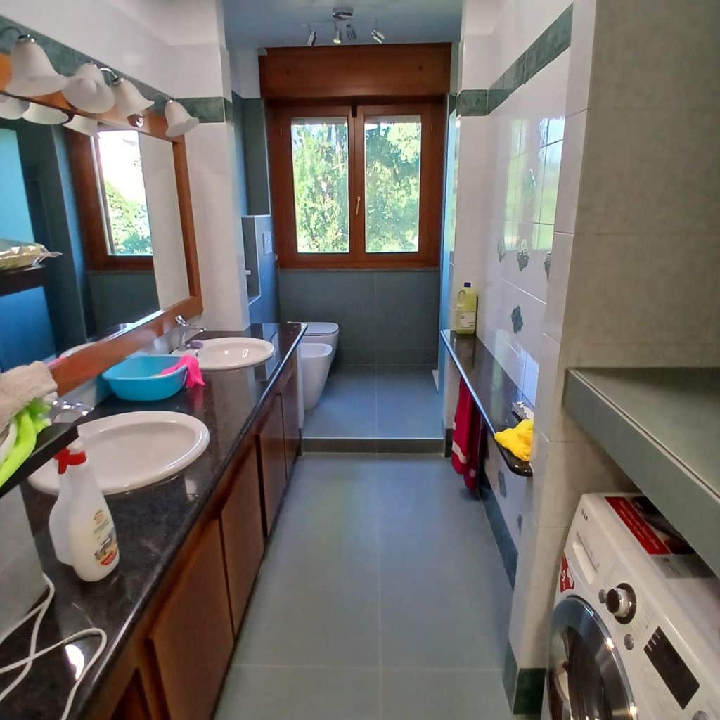 Bagno dopo (piastrelle rinnovate, arredamento più sobrio, sanitari a filo)