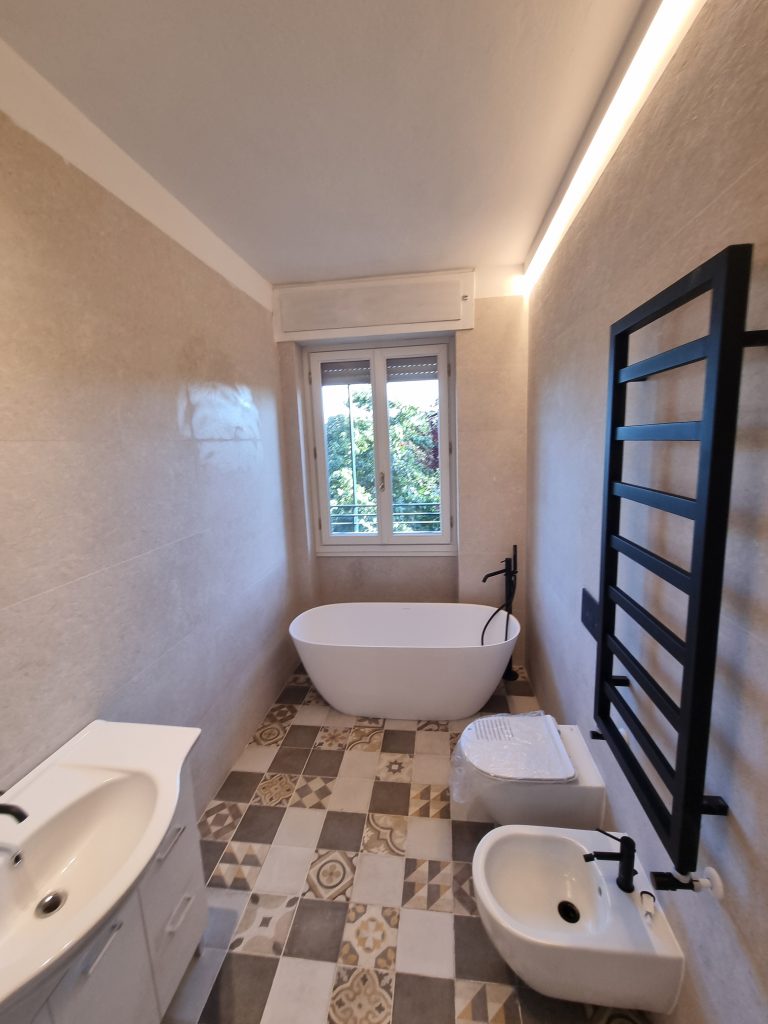 bagno principale ristrutturato vasca porcelanosa milano cenisio