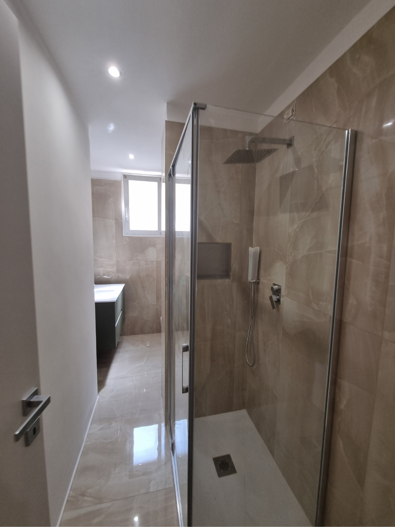 bagno dopo ristrutturazione bande nere Milano 1