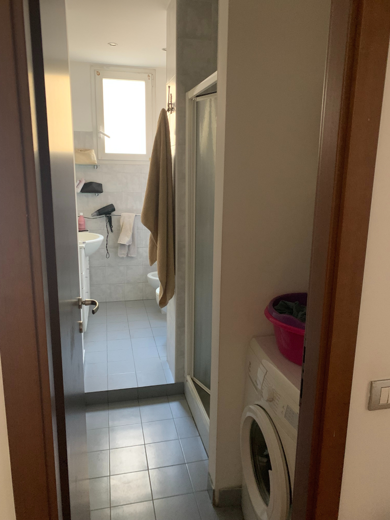 Bagno prima della ristrutturazione. zona bande nere