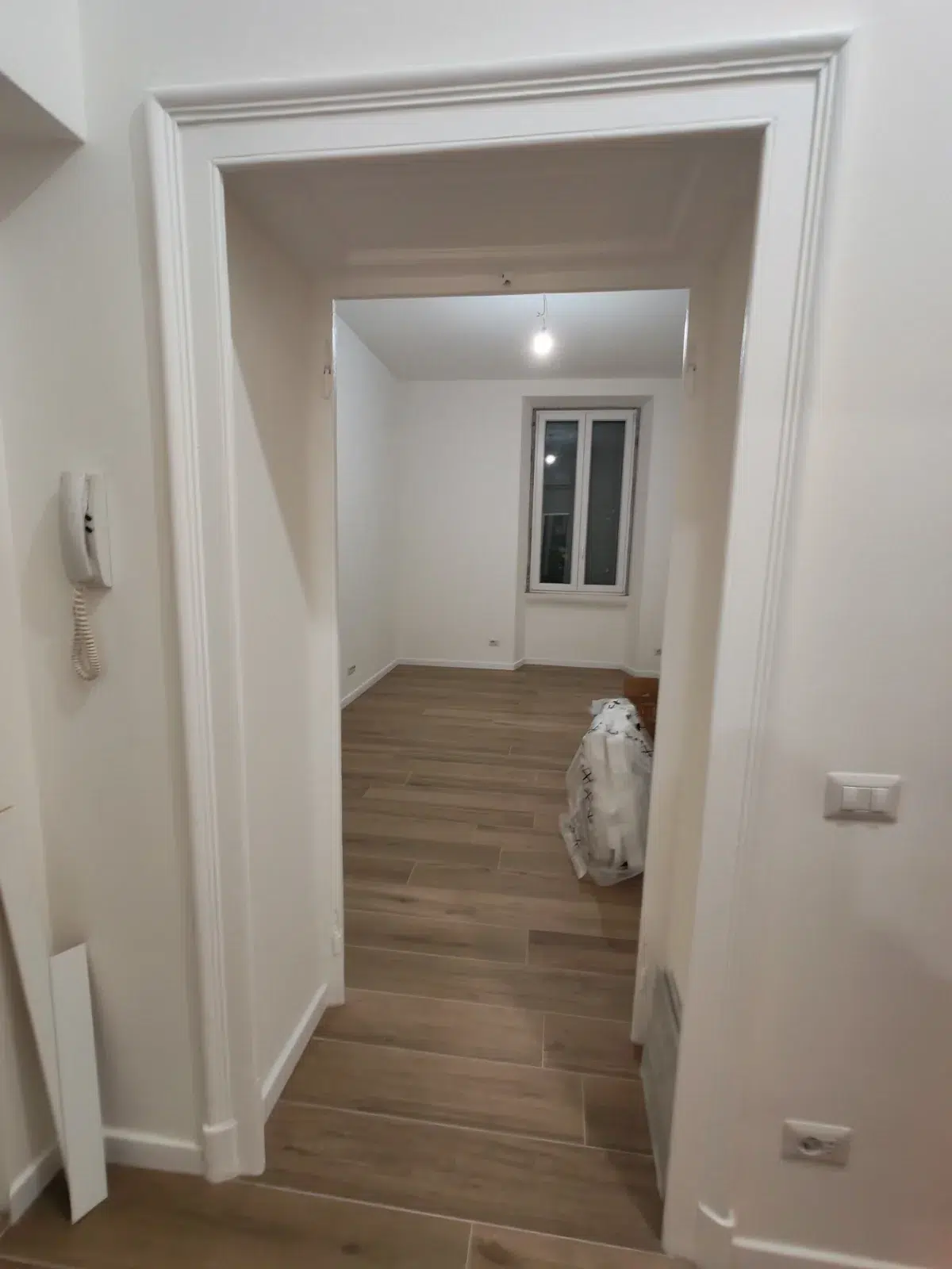 Porte Interne: Tipologie, Materiali e Costi per Scegliere Bene 1 Dettaglio porte interne dopo ristrutturazione appartamento Milano