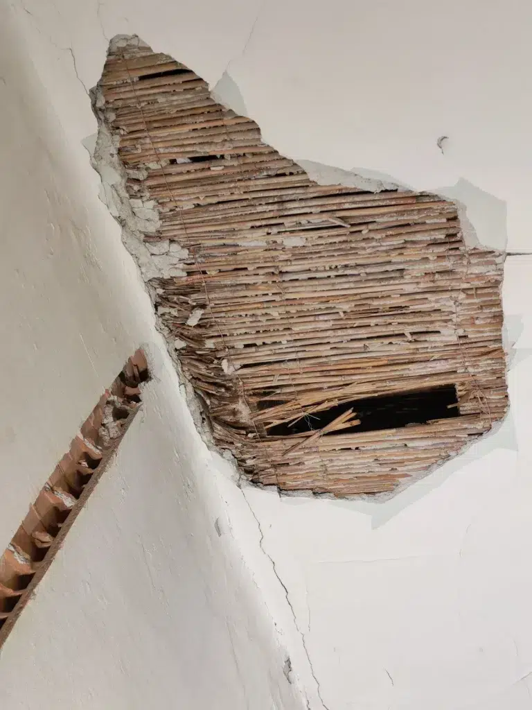 soffitto in canneti durante la rimozione dell intonaco sona bacone via eustachi