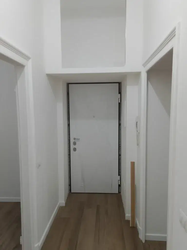 soggiorno lato ingresso dopo la ristrutturazione zona bacone via eustachi