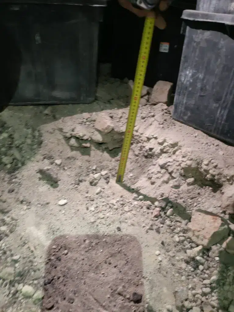 Cantiere – verifica profondita massetto demolito con metro in cantiere, trilocale 60 mq, bacone morgagni