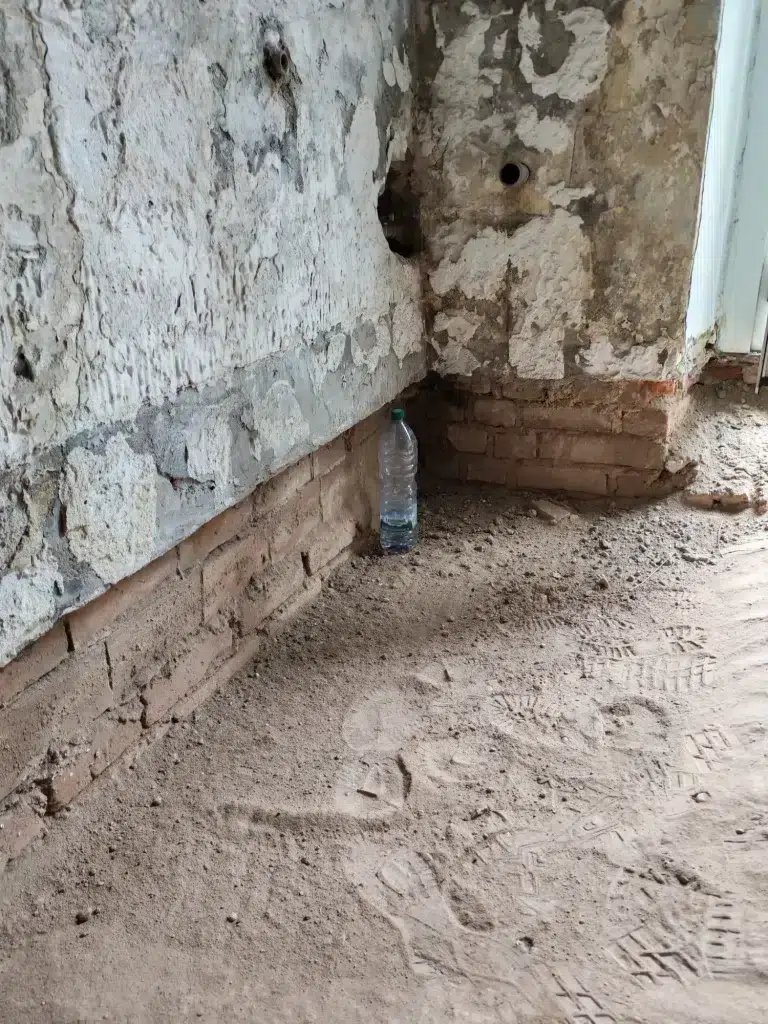 Cantiere – demolizione intonaco e muratura a vista con impianti scoperti, trilocale 60 mq, bacone morgagni