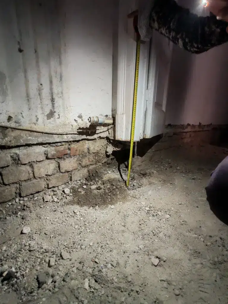 Cantiere – misurazione altezza rimozione massetto con metro a nastro, trilocale 60 mq, Bacone Morgagni