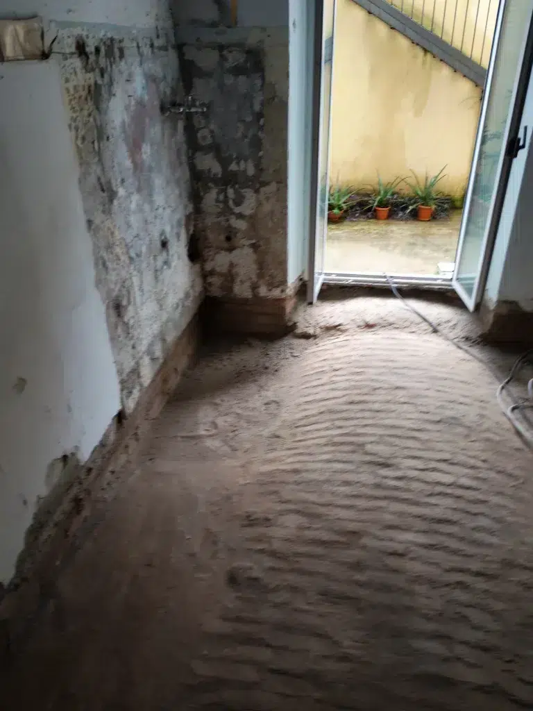 Cantiere – demolizione sottofondo e visuale su porta finestra aperta, trilocale 60 mq, Bacone Morgagni