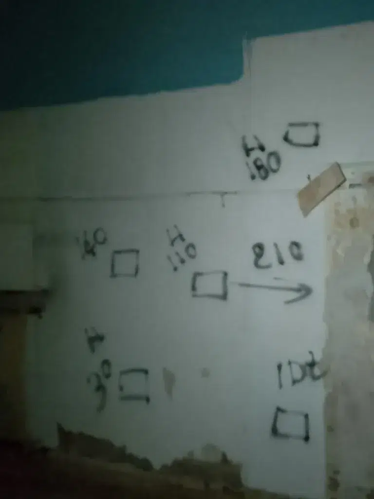 Cantiere – tracciamenti impianti con scritte a pennarello su muro, trilocale 60 mq, Bacone Morgagni