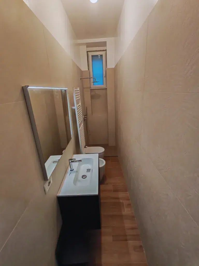 Bagno dopo – doccia a vista e piastrelle con rilievi, trilocale 60 mq, Bacone Morgagni