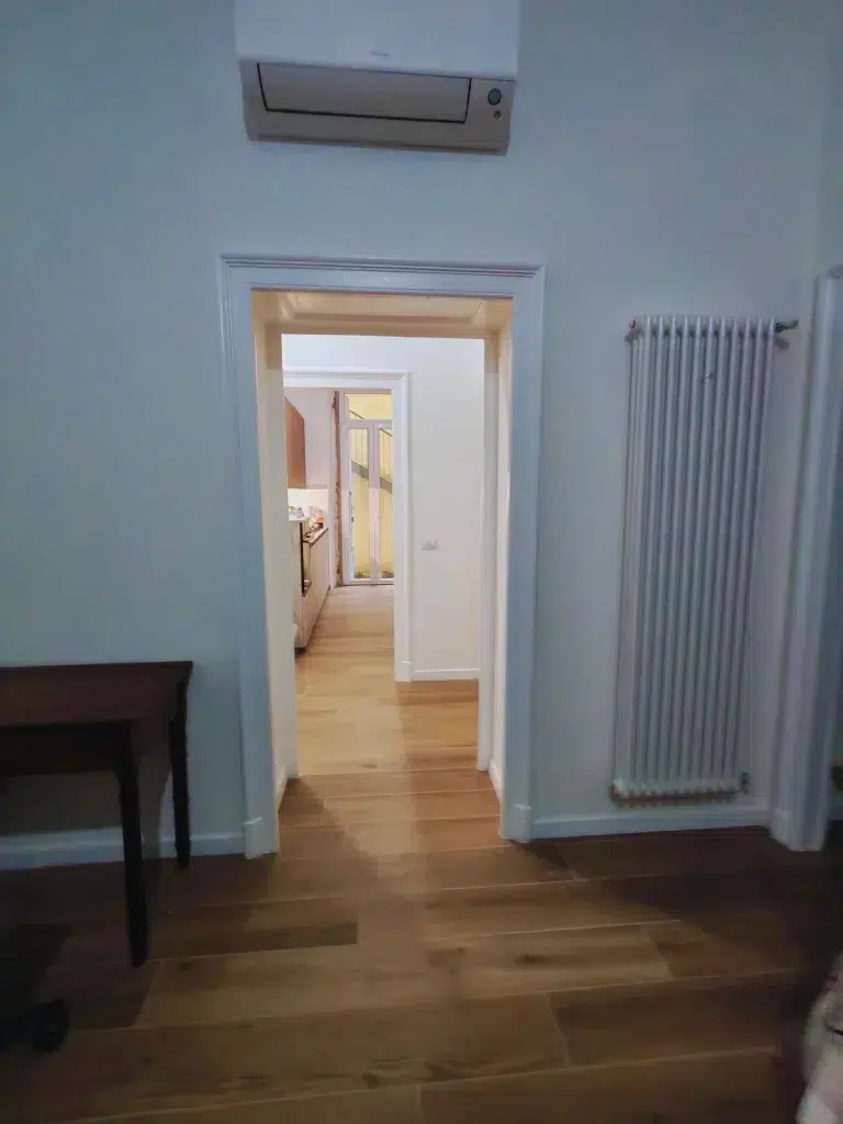 Soggiorno dopo – gres effetto legno e climatizzatore, trilocale 60 mq, Bacone Morgagni