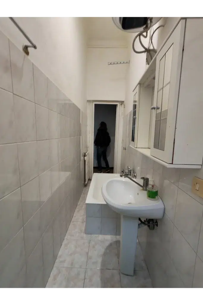 Bagno prima – vasca incassata e lavabo a colonna, trilocale 60 mq, Bacone Morgagni