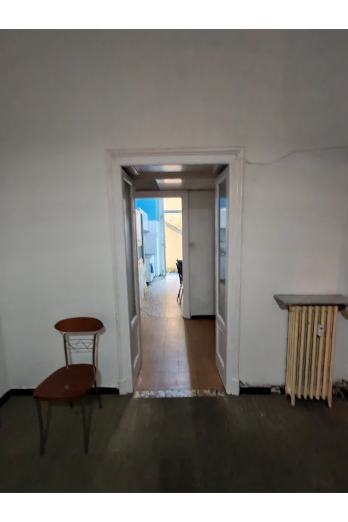 Soggiorno prima – porte interne originali e vecchio termosifone, trilocale 60 mq, Bacone Morgagni