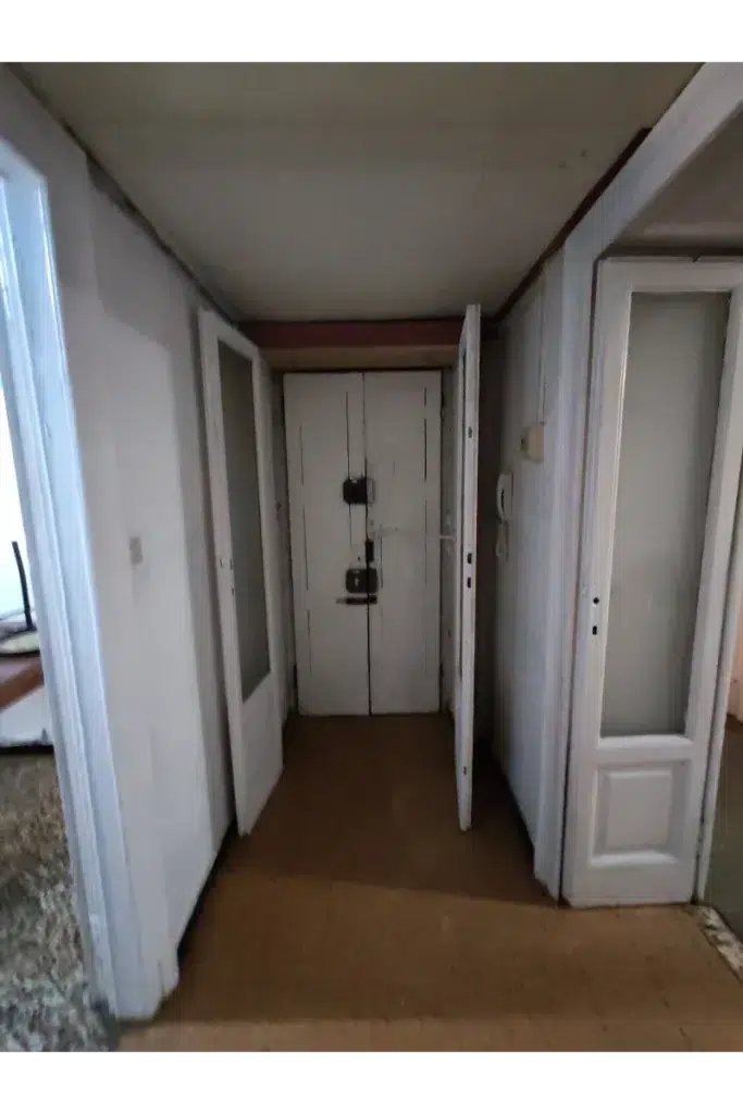 Ingresso prima – porta blindata originale e pavimentazione datata con porte interne esistenti, trilocale 60 mq, bacone morgagni