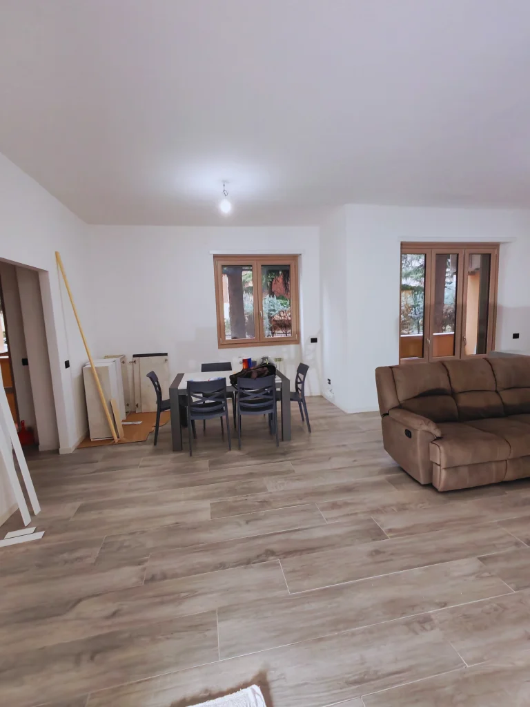 Soggiorno dopo – zona living rinnovata con pavimento chiaro, trilocale 100 mq, zona Bruzzano