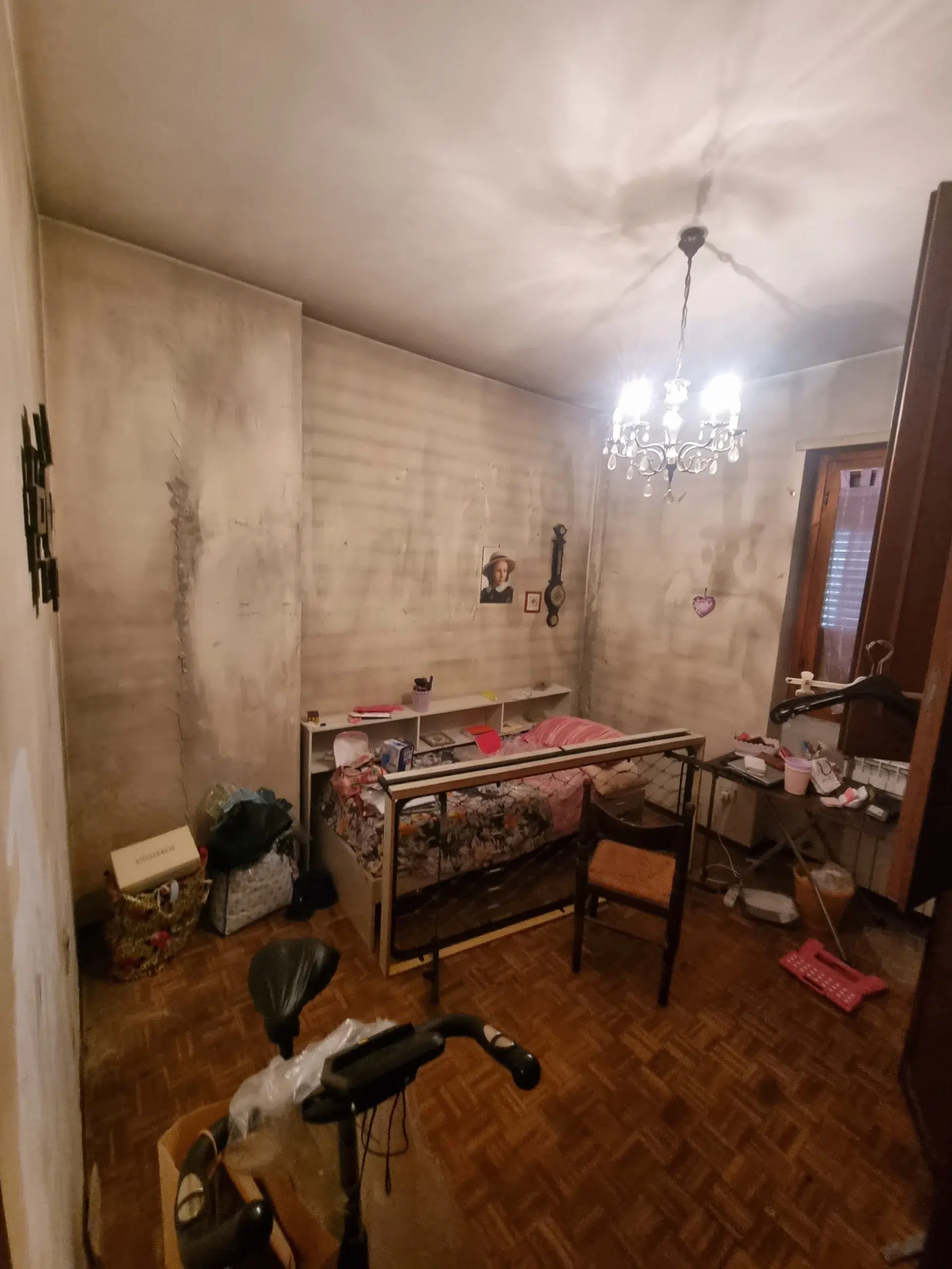 Muffa in casa e ponte termico: come eliminarla davvero (guida 2026) 2 Camera con muffa sulla parete perimetrale prima dell'intervento, vista dal pavimento — trilocale 100 mq Bruzzano Milano
