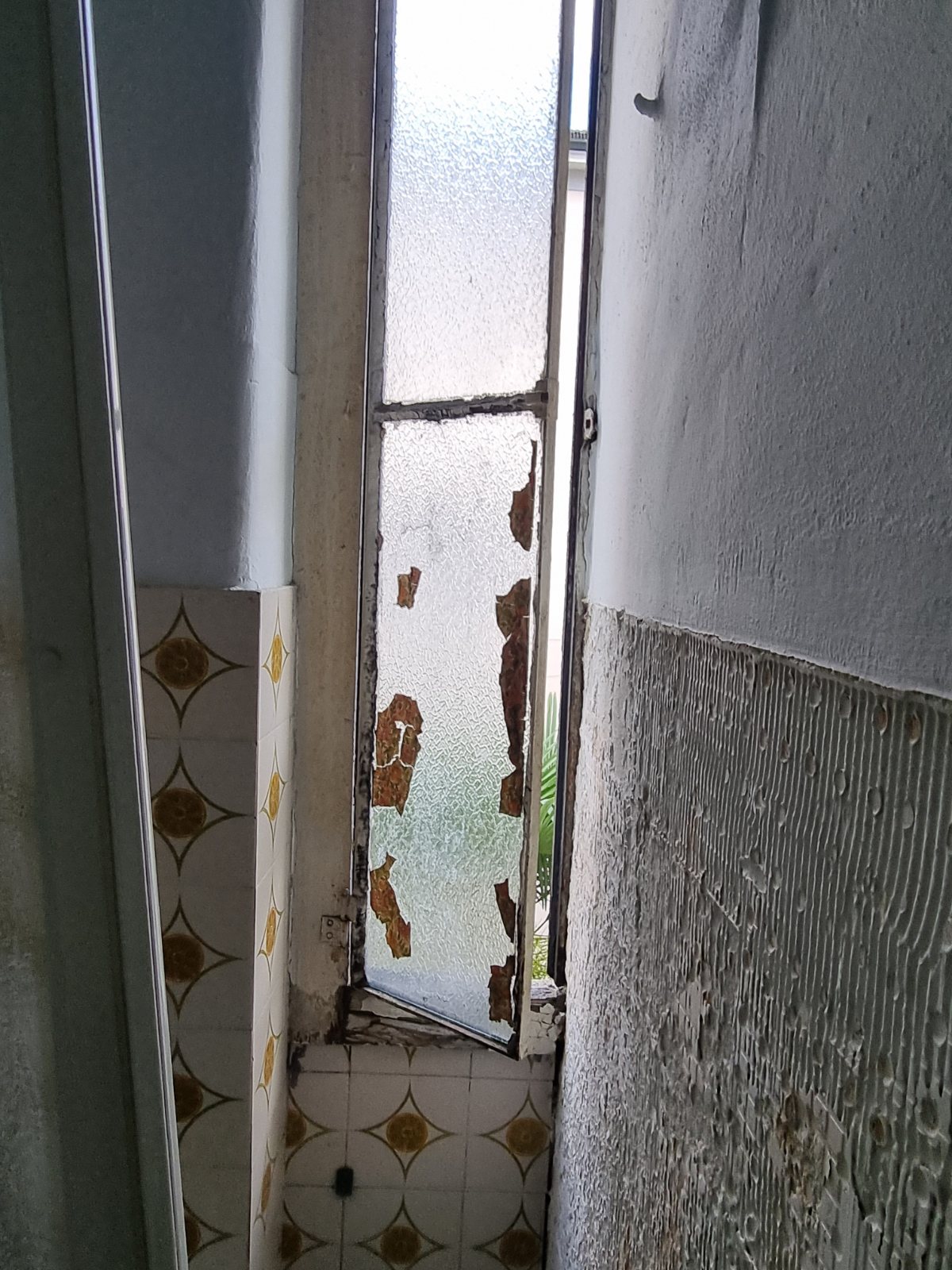 Bagno con infissi compromessi prima dell'intervento — bilocale Porta Venezia 50 mq