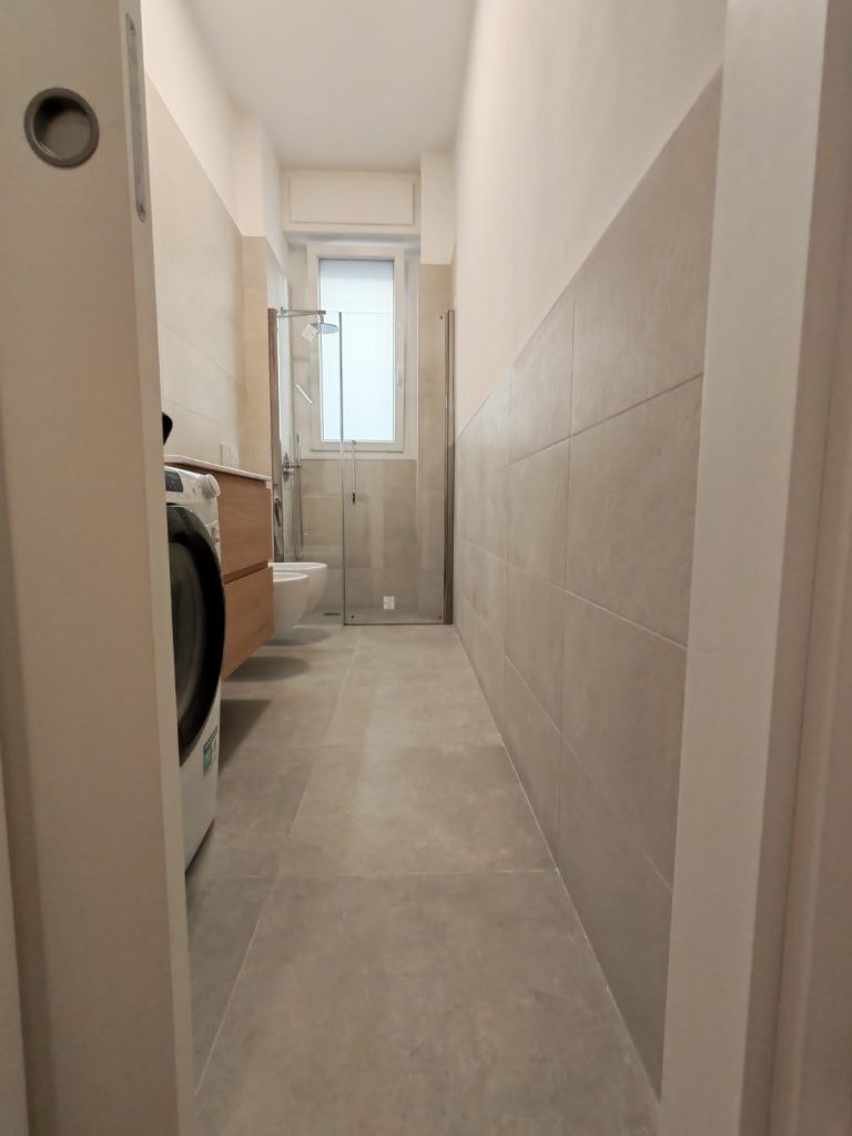 Bagno dopo – bagno stretto con finestra e sanitari in linea, monolocale 30 mq, Tortona Solari