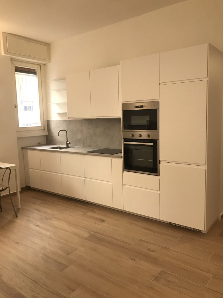 Dopo cucina lineare bianca monolocale 30 mq, tortona solari