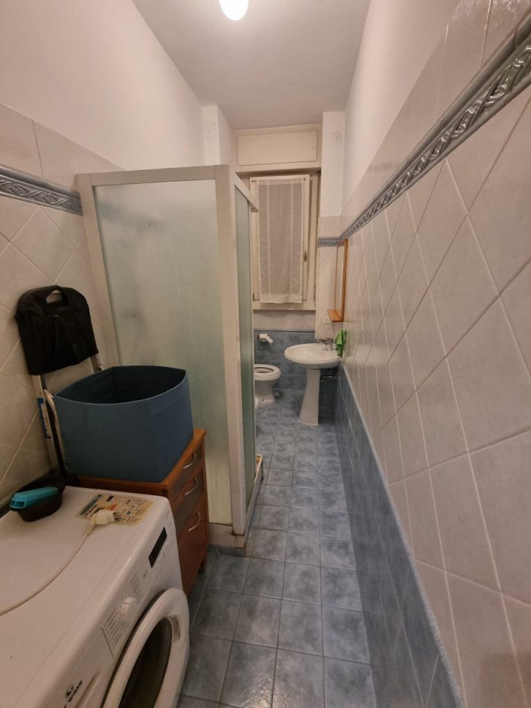 Bagno prima – bagno stretto con finestra e sanitari in linea, monolocale 30 mq, Tortona Solari