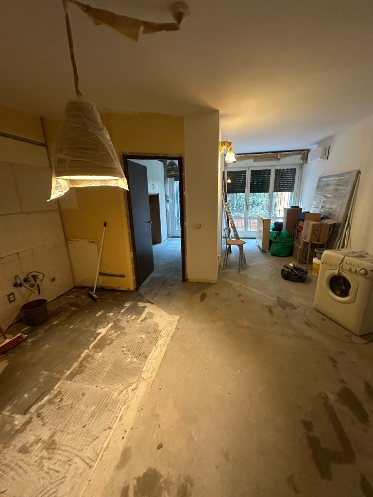 Soggiorno prima – pavimento in cemento e pareti gialle da demolire, bilocale 40 mq, Romolo