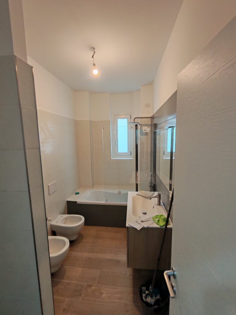 Bagno dopo la ristrutturazione con vasca da incasso e vetro doccia – appartamento 75 mq Gratosoglio Milano