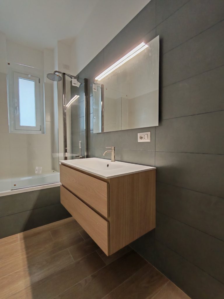 Lavabo Novello con parete a contrasto in gres grigio – nuovo bagno Gratosoglio Milano