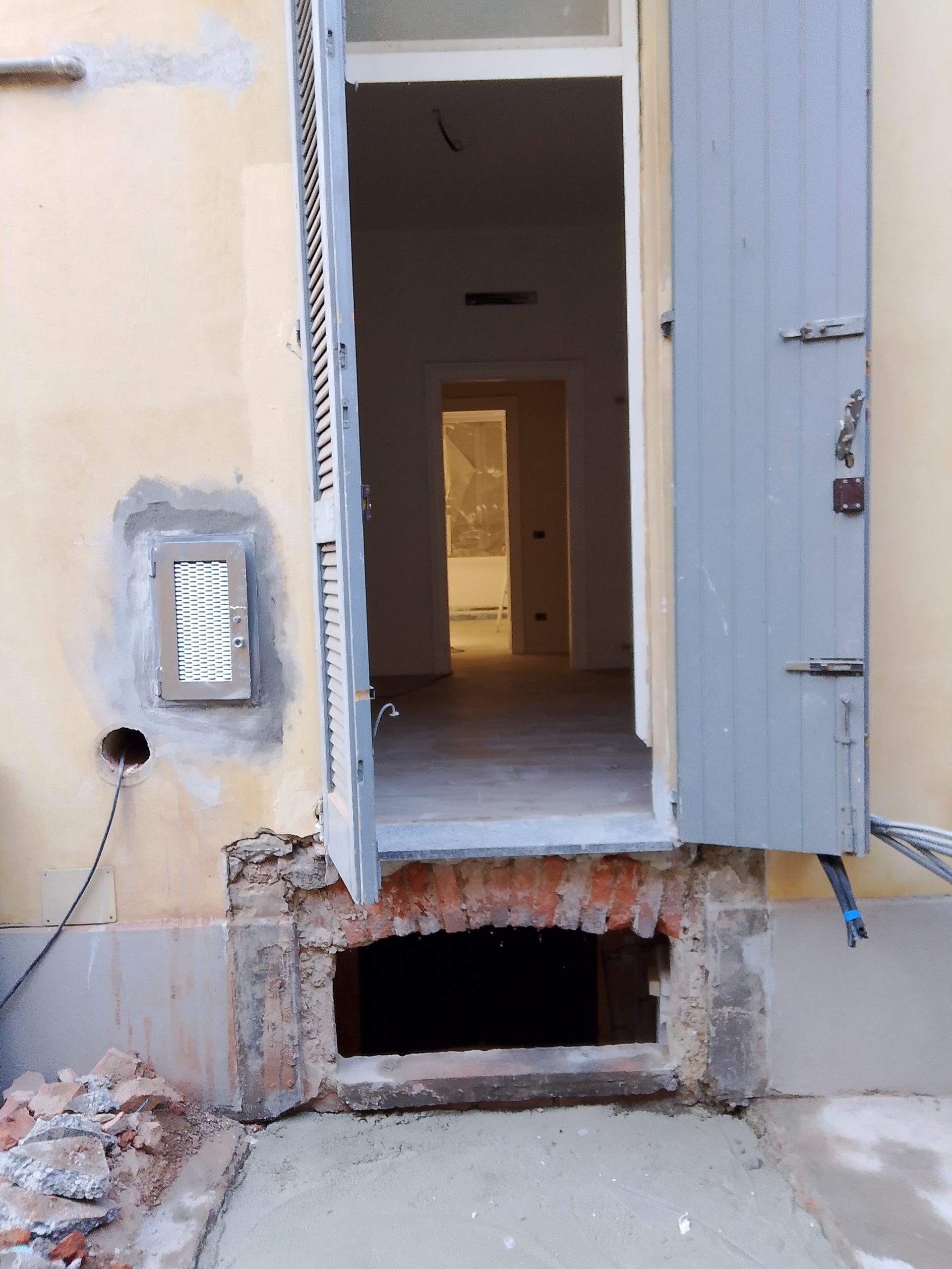 Nicchia portante esterna con sportello realizzata per il contatore gas spostato dall'interno dell'appartamento — cantiere Mediolanum Ristrutturazioni in zona Bacone, Milano
