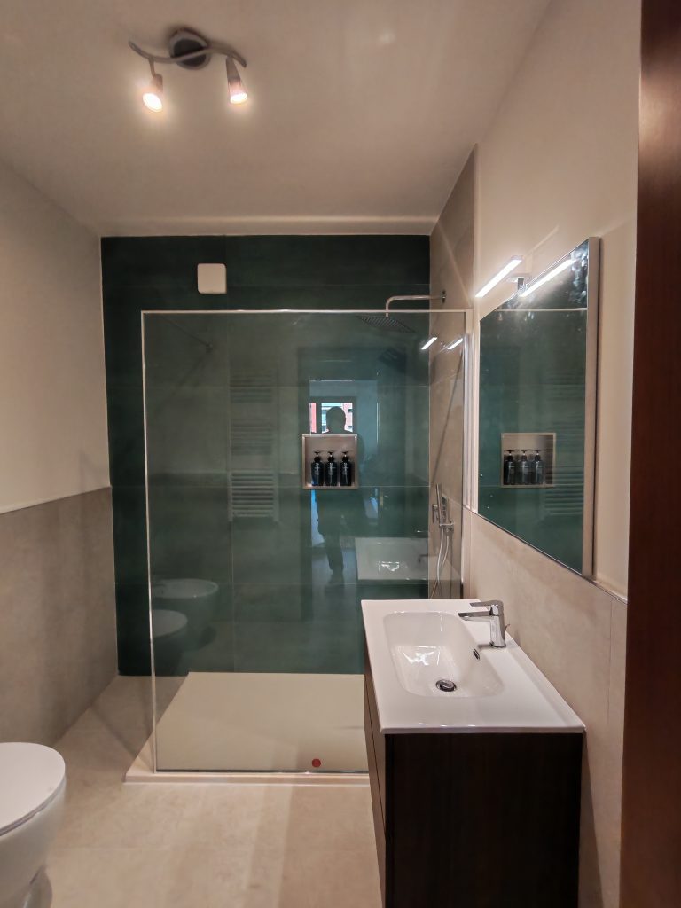 bagno post ristrutturazione lavabo, grande doccia con nicchia
