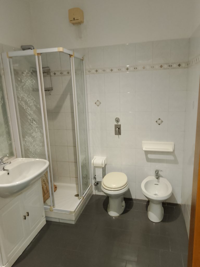 bagno prima della ristrutturazione doccia, sanitari, lavabo