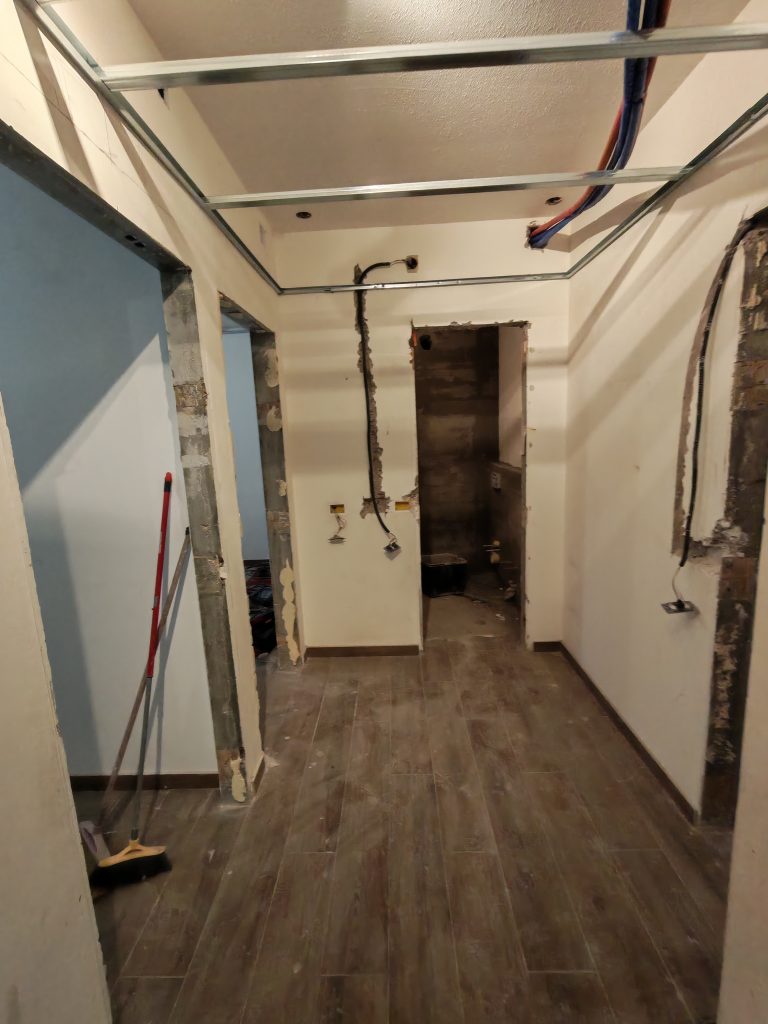 Disimpegno cantiere – controsoffitto e tracce impianti a parete, appartamento 115 mq, Niguarda
