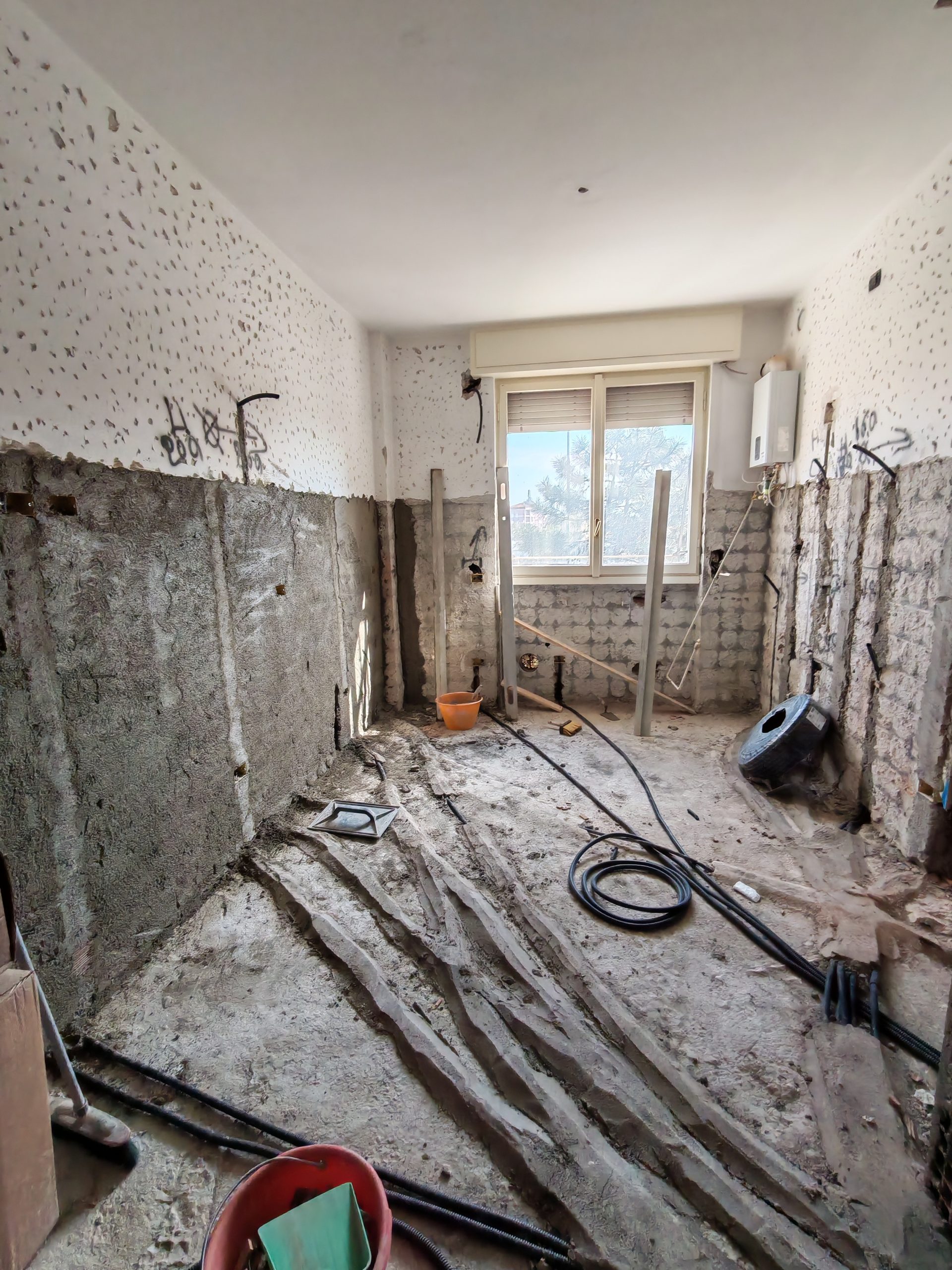 Quando rifare il massetto: 5 segnali, costi e differenze tra case anni ’20-’70 e ’80+ a Milano