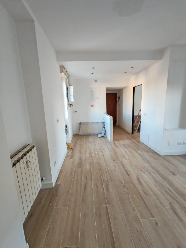 Corridoio dopo – pavimento laminato, pareti in cartongesso e nuove porte, bilocale 45 mq, Tibaldi