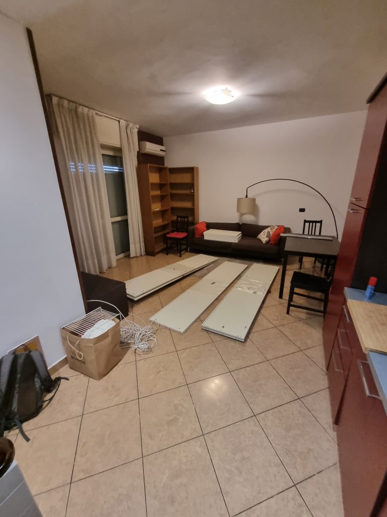 Ingresso prima – scala in legno, pavimento in piastrelle e cavi a vista, bilocale 45 mq, Tibaldi
