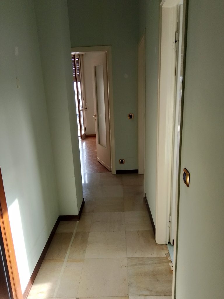 corridoio prima ristrutturazione corridoio pavimento gres pareti verdi porte battenti tracce impianti elettrici appartamento 112mq brenta milano