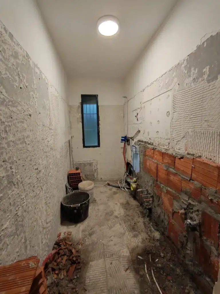 Bagno cantiere – demolizione muratura e impianti idraulici a vista, ristrutturazione appartamento 115 mq Niguarda