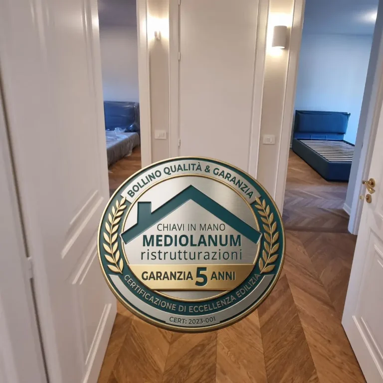 Home 3 Interno di un appartamento ristrutturato a Milano con pavimento in parquet e porte nuove. Al centro, un grande sigillo metallico di Mediolanum Ristrutturazioni che certifica la qualità, il servizio "chiavi in mano" e una garanzia di 5 anni