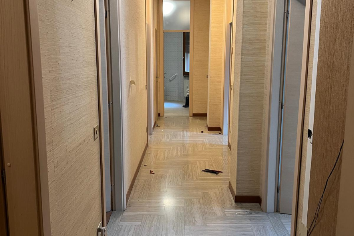 Appartamento 100 mq a Milano Garibaldi prima della ristrutturazione - ambienti bui e impianti datati.