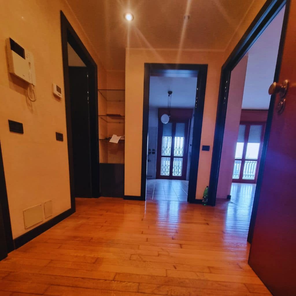 Ingresso prima della ristrutturazione appartamento 100 mq zona Lorenteggio Milano