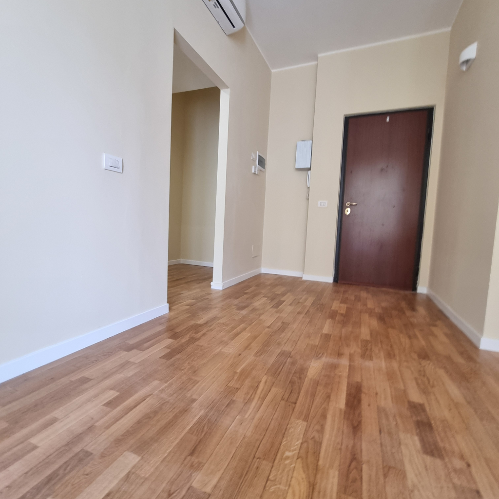 Zona giorno open space di 45 mq con parquet e impianto di climatizzazione, ristrutturazione a Milano Bande Nere.