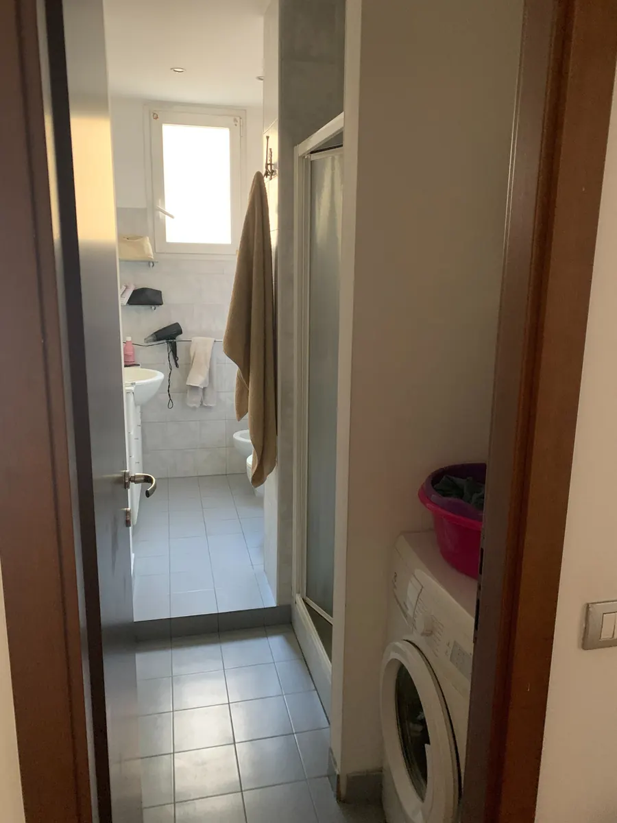 Bagno del bilocale di 45 mq a Bande Nere, Milano, prima della ristrutturazione