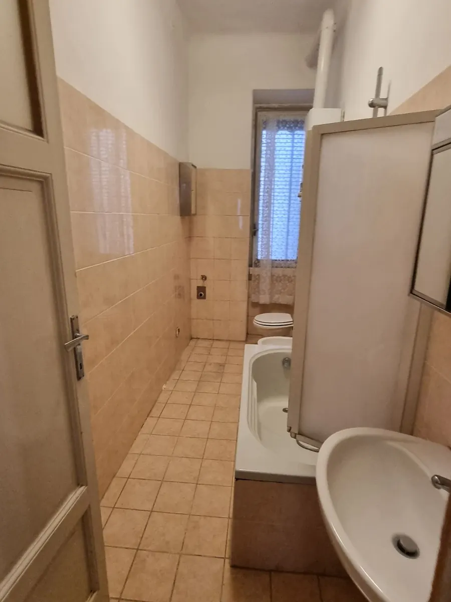 Bagno del bilocale di 50 mq a Città Studi, Milano, prima della ristrutturazione